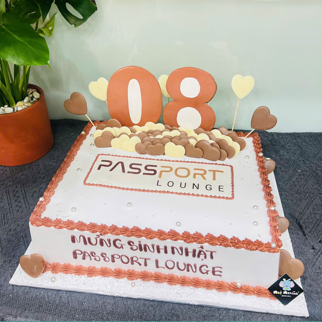 08-banh-kem-sinh-nhat-trang-tri-logo-va-tim-socola-dep-mat