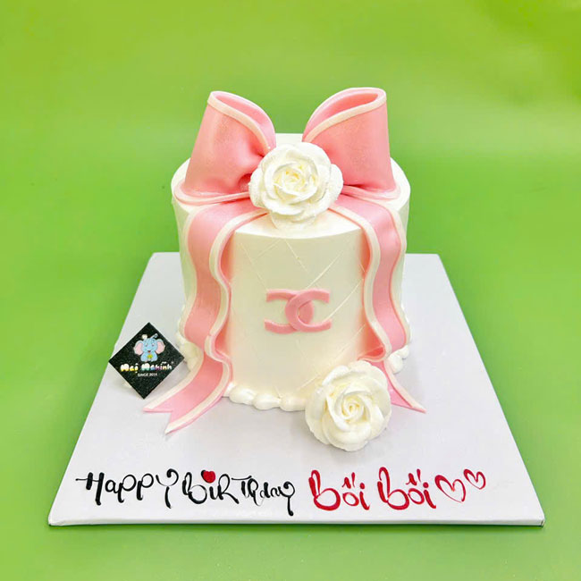 06-banh-kem-sinh-nhat-trang-tri-no-hong-fondant-dang-yeu