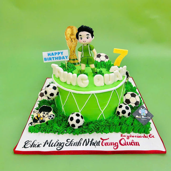 09-banh-kem-sinh-nhat-tao-hinh-fondant-cau-thu-nhi-dang-yeu