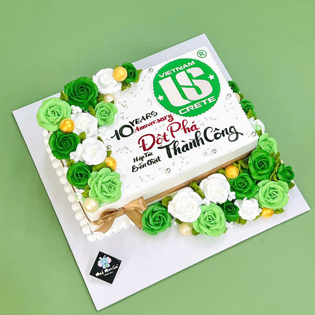 38-banh-kem-sinh-nhat-in-hinh-logo-va-hoa-hong-doc-dao