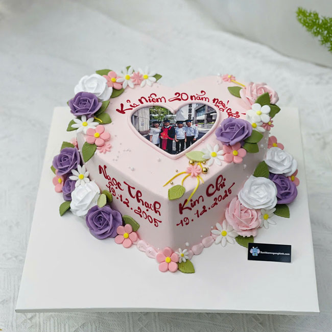 32-banh-kem-sinh-nhat-in-hinh-trai-tim-bat-hoa-ky-niem-ngay-cuoi