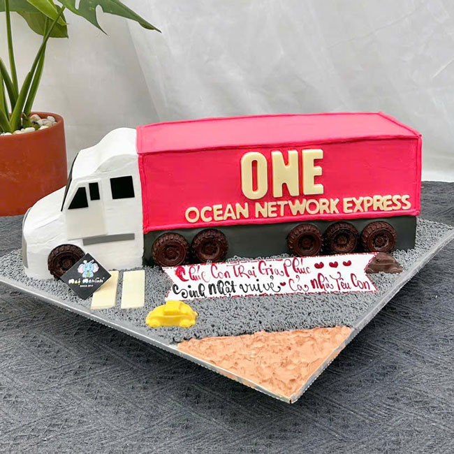 53-banh-kem-sinh-nhat-tao-hinh-3d-xe-contener-doc-dao