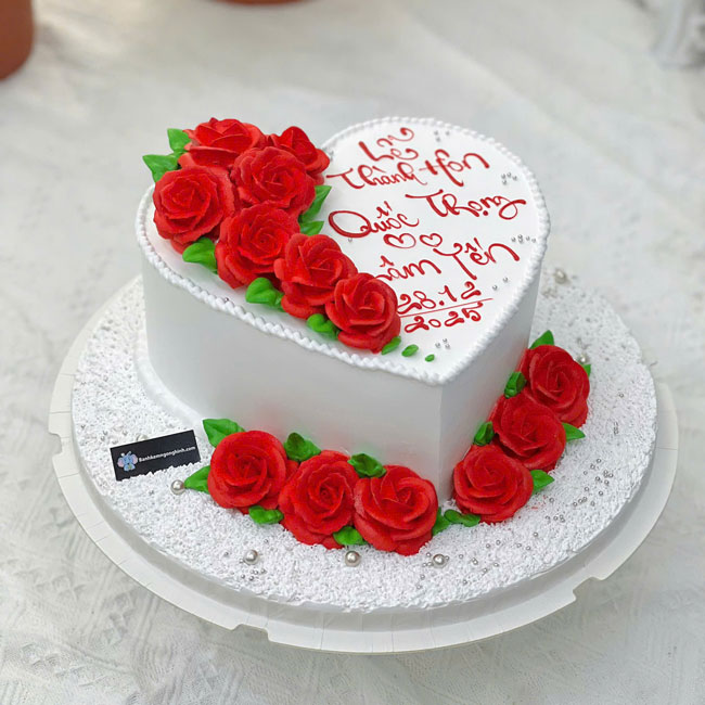 66-banh-kem-sinh-nhat-trai-tim-bat-hoa-hong-le-thanh-hon