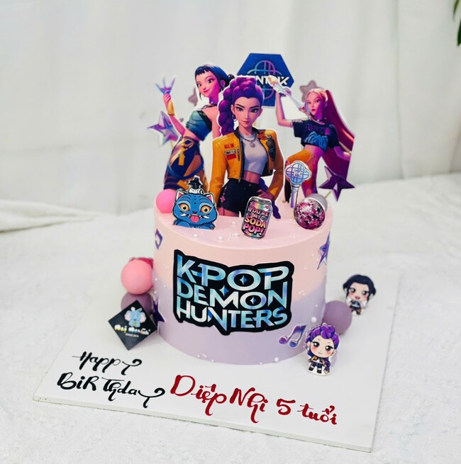 10 banh kem sinh nhat trang tri nhom nhac nu