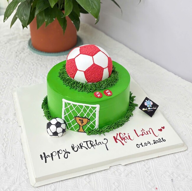 165 banh kem sinh nhat tao hinh 3d trai banh tren san co