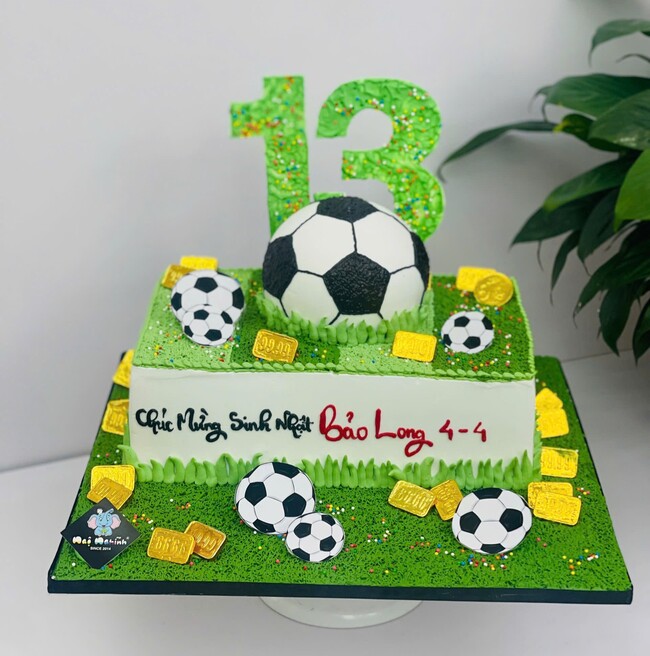 175 banh kem sinh nhat tao hinh 3d trai banh tren san co