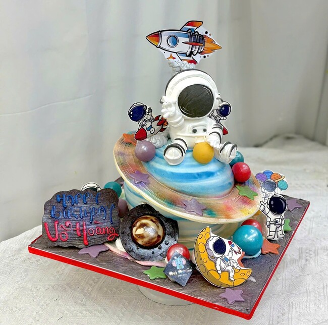 62 banh kem sinh nhat tao hinh 3d phi hanh gia