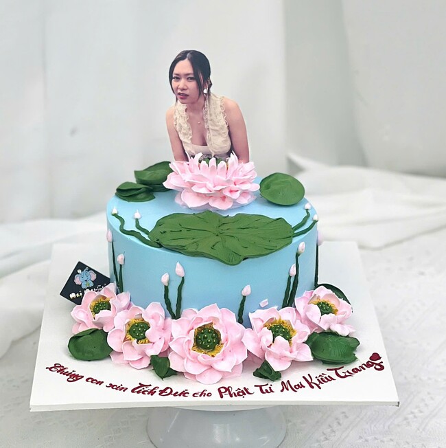 65 banh kem sinh nhat trang tri co gai va hoa den