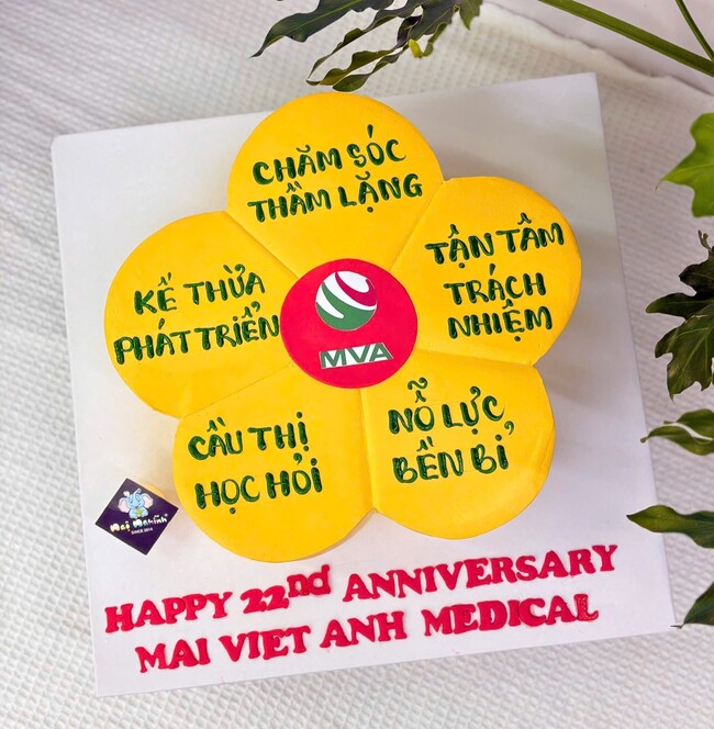 82 banh kem sinh nhat tao hinh 3d hoa mai vang 5 canh