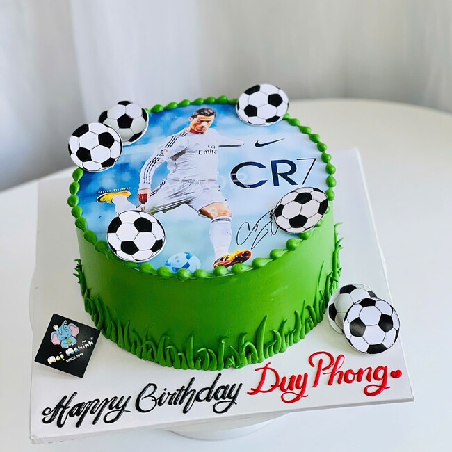 37 banh kem sinh nhat in hinh cau thu CR7