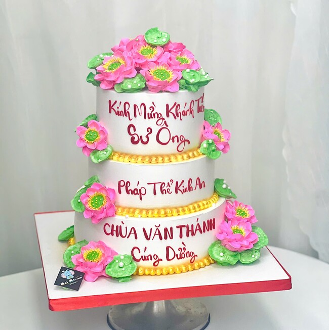 32 banh kem sinh nhat trang tri hoa sen 3 tang