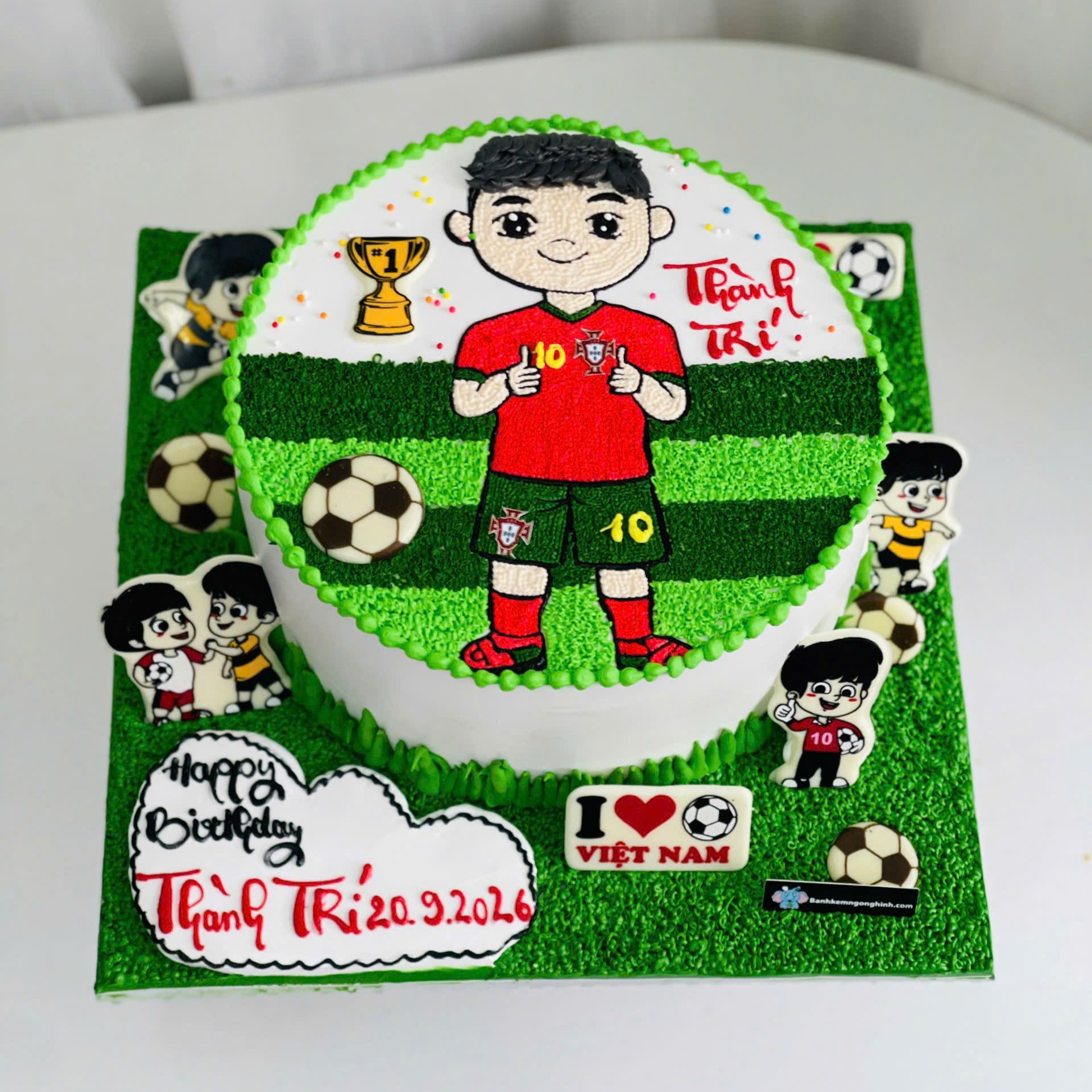22 banh kem sinh nhat ve hinh cau be chibi tren san co