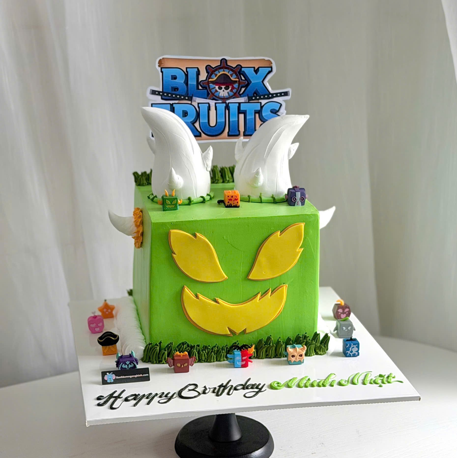 29 banh kem sinh nhat tao hinh theo chu de bloxfuirt